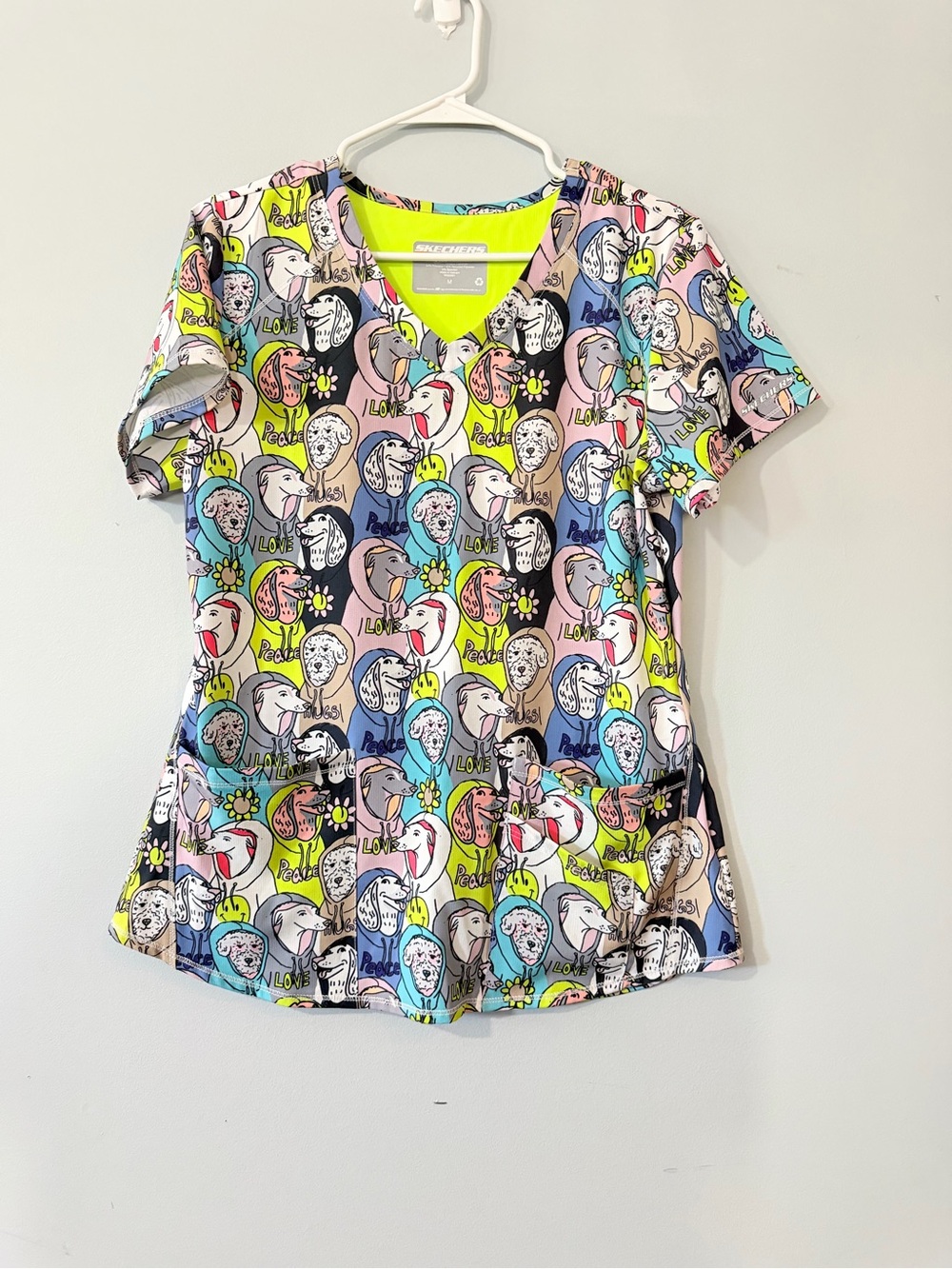 Skechers by barco Workwear V-Neck Multi-Color Printed Scrub Top